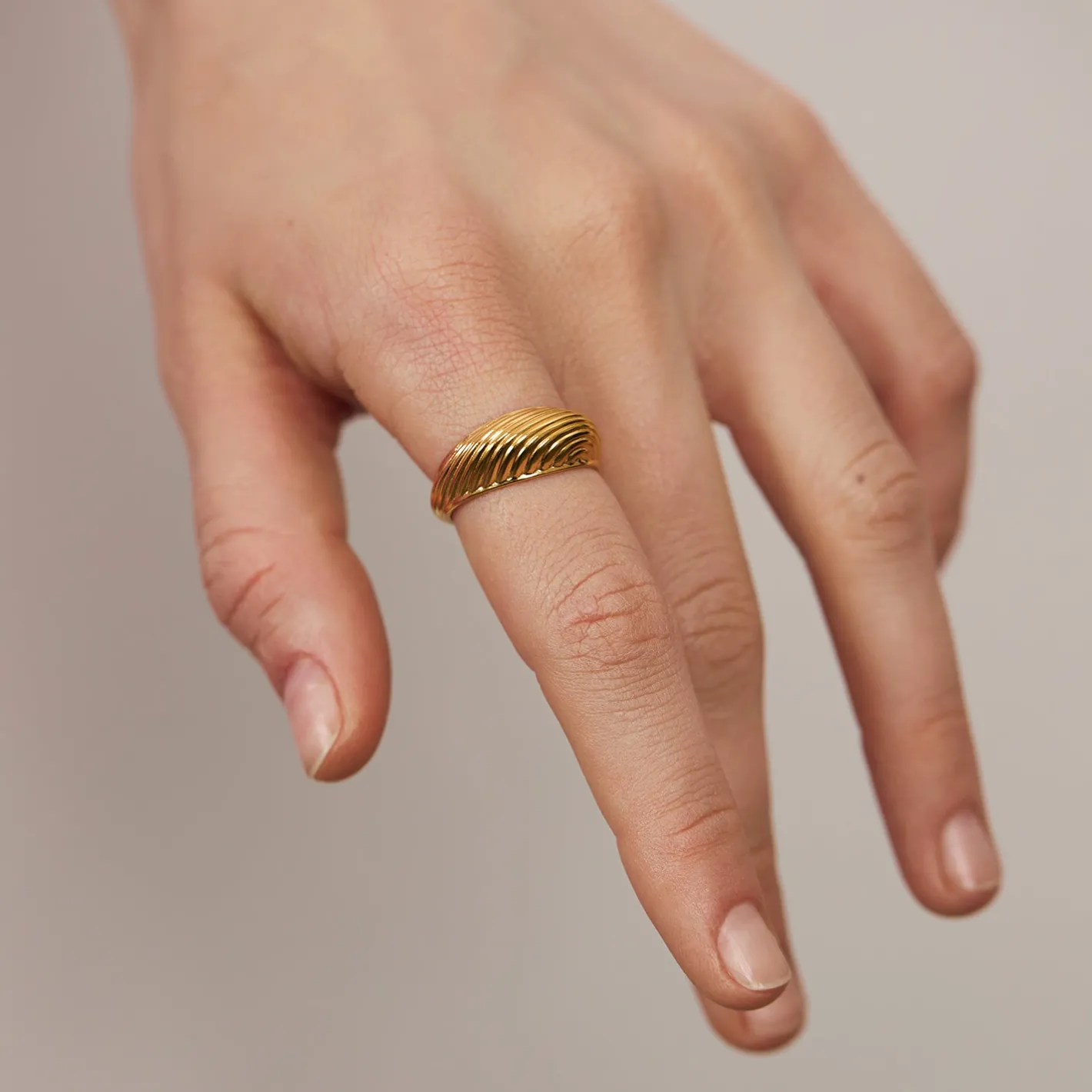 New STILNEST Ribbed Bombé Ring