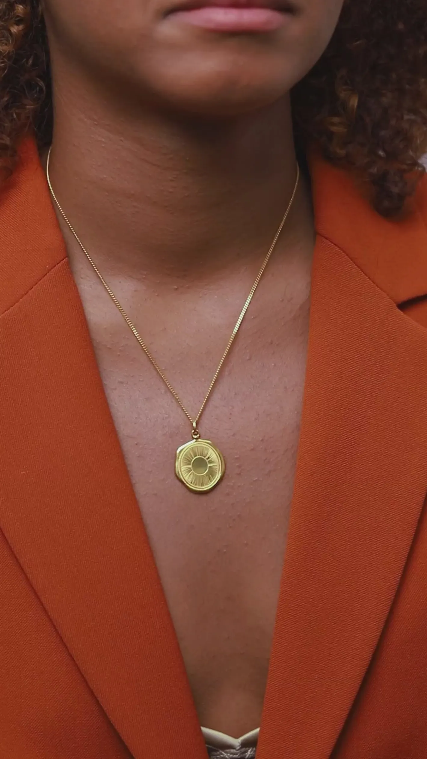 Shop STILNEST Sun Large Seal Anhänger | 585 Gold