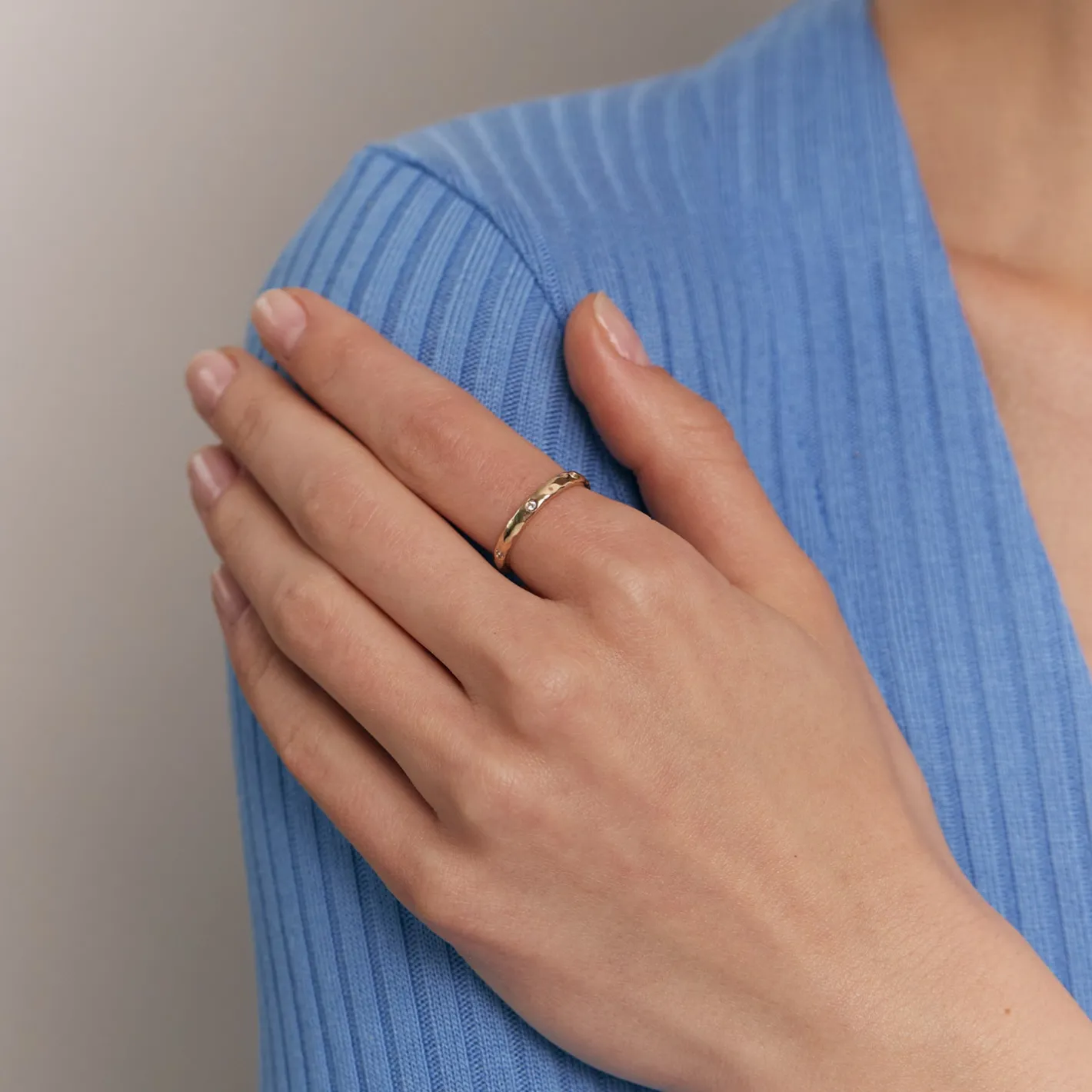 New STILNEST Weißer Saphir Textured Ring | 585 Gold